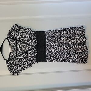 Forever 21 Black & White V-Neck Blouse Juniors Medium